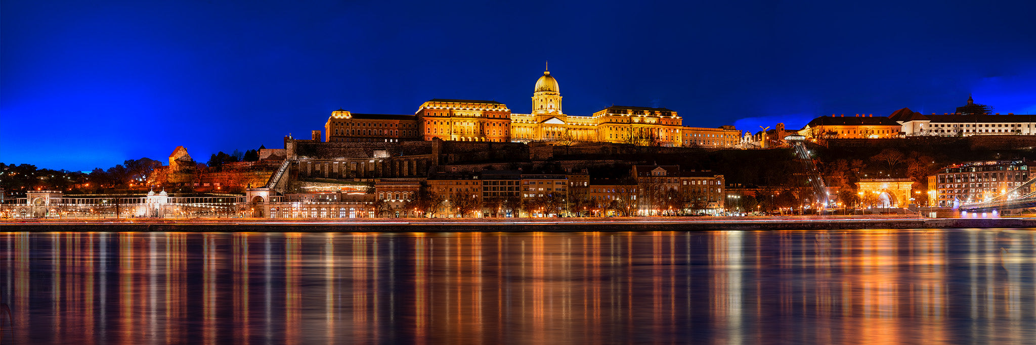 "THE ROYAL CASTLE AT NIGHT"   No.10100_UHR