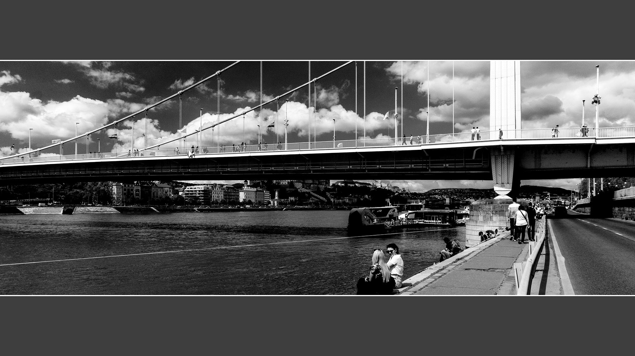 BUDAPEST PANORAMA No.2972BW "WEEKEND TIME"