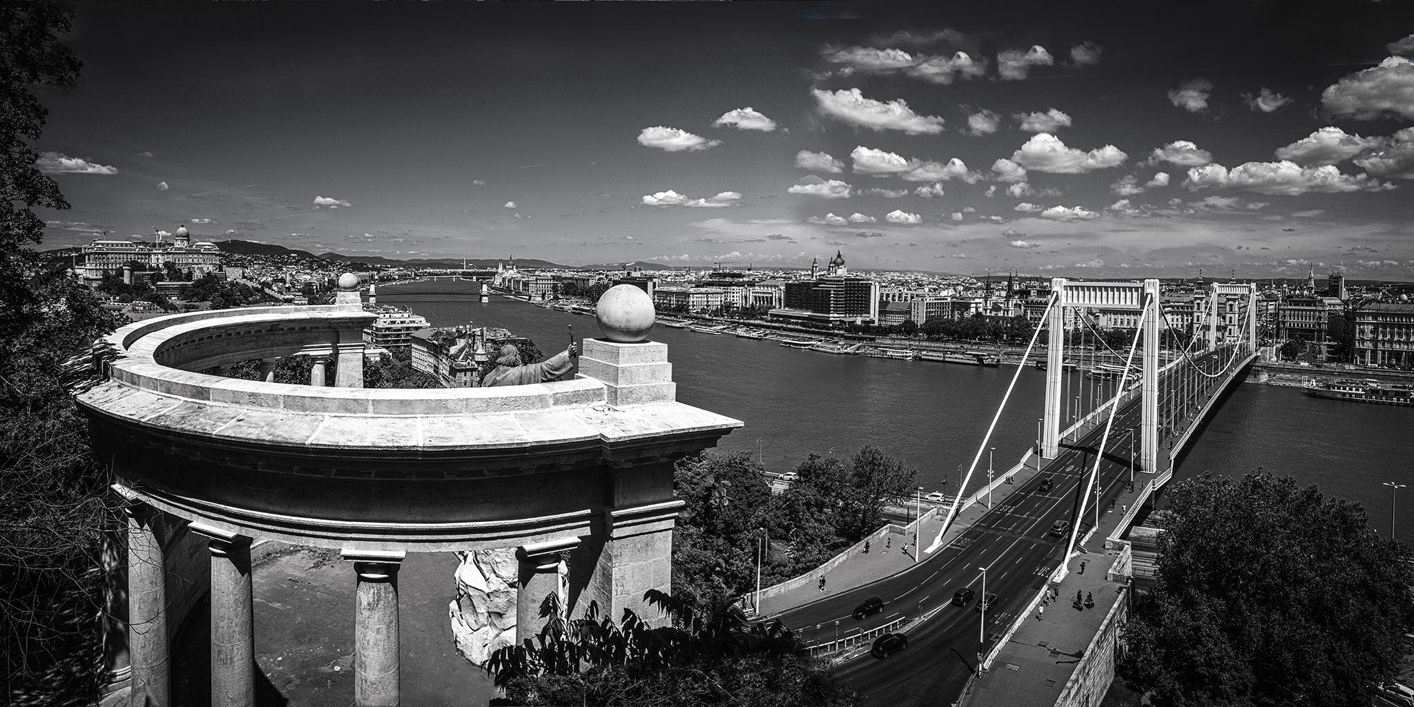BUDAPEST PANORAMA No.5789BW                           "FLYING ON THE ZENITH"